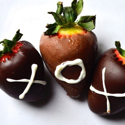 chocolate dipped strawberries are the perfect Valentine's Day gift
