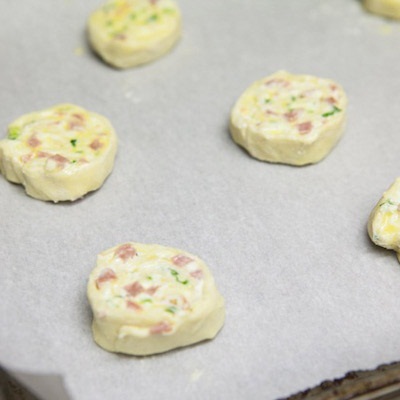 After rolling up the puff pastry, cut into slices and place on parchment paper