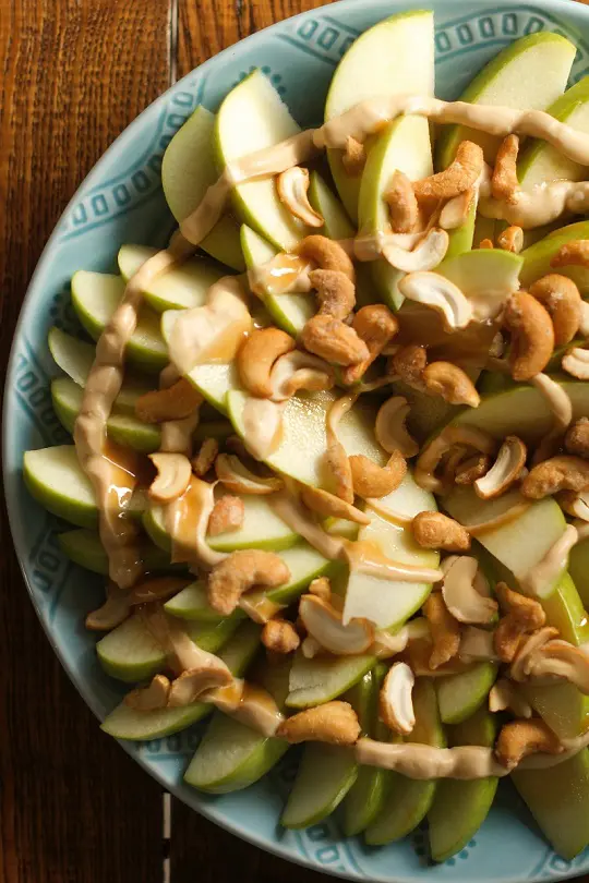 Easy entertaining recipe: Granny Smith Apple Nachos with Harry & David honey roasted cashews and white chocolate peanut drizzle. Crunchy and Sweet.