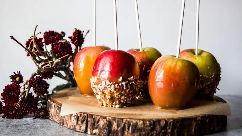 A photo of caramel apples DIY