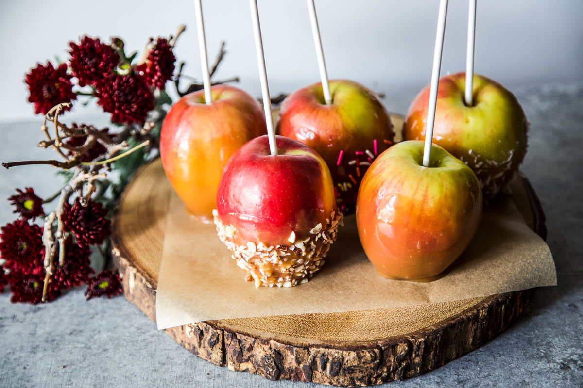 A photo of caramel apples diy