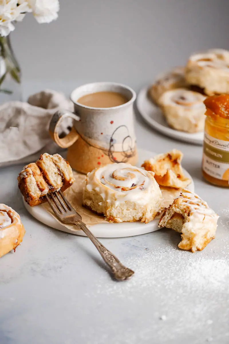 pumpkin-butter-cinnamon-rolls-and-coffee