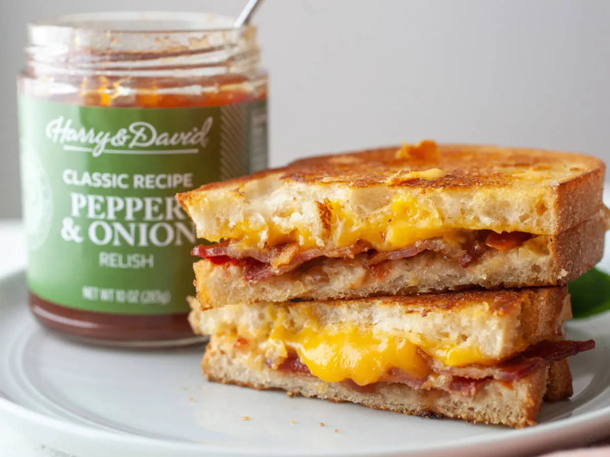 Easy recipes image - Grilled cheese with bacon and relish