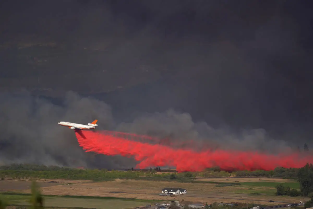 fire plane fighting the almeda fire