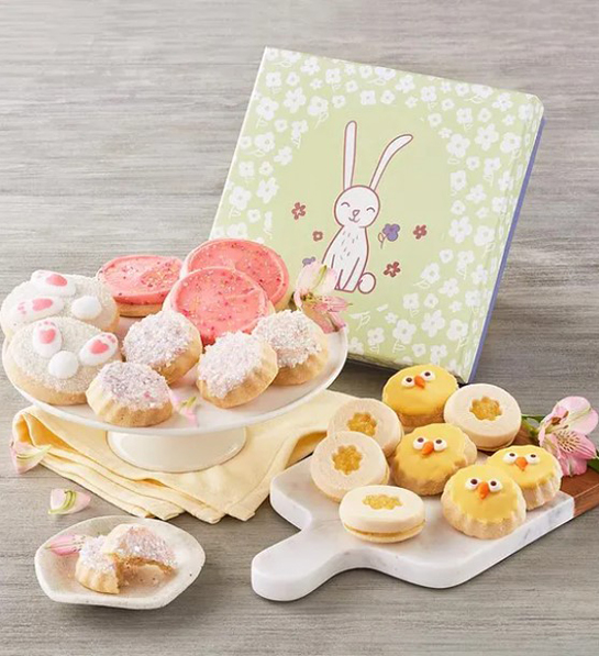 Una foto de rellenos de canastas de Pascua con una caja de galletas de Pascua
