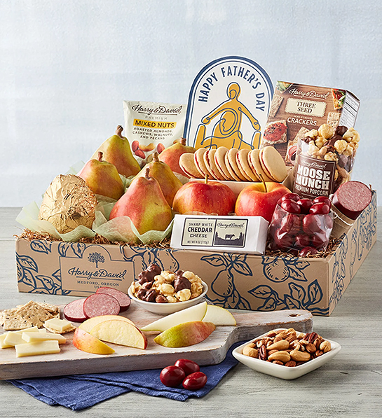 Ideas de regalos de última hora para el Día del Padre con una caja de frutas, queso, bocadillos y otros condimentos.