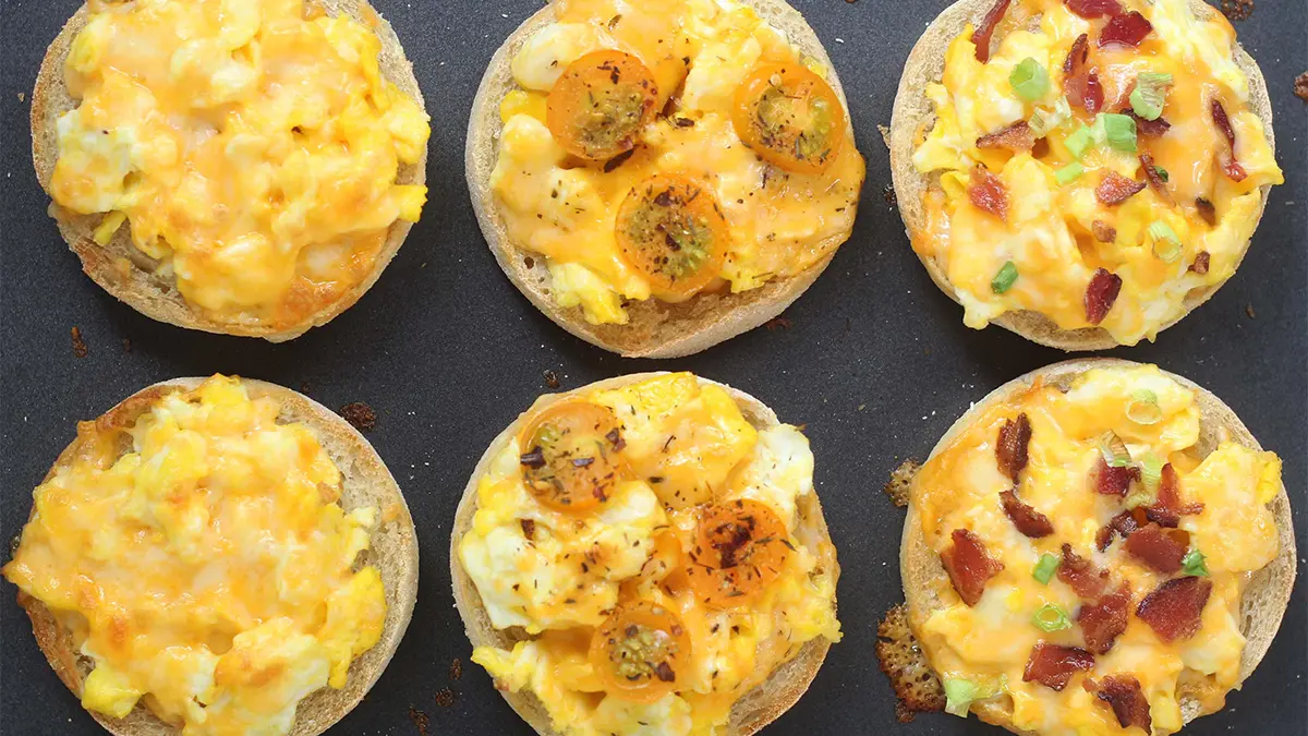 mini breakfast pizzas