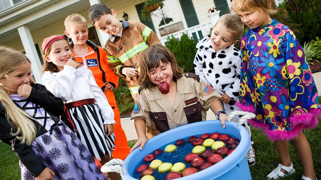 fall birthday ideas image - children bobbing for apples