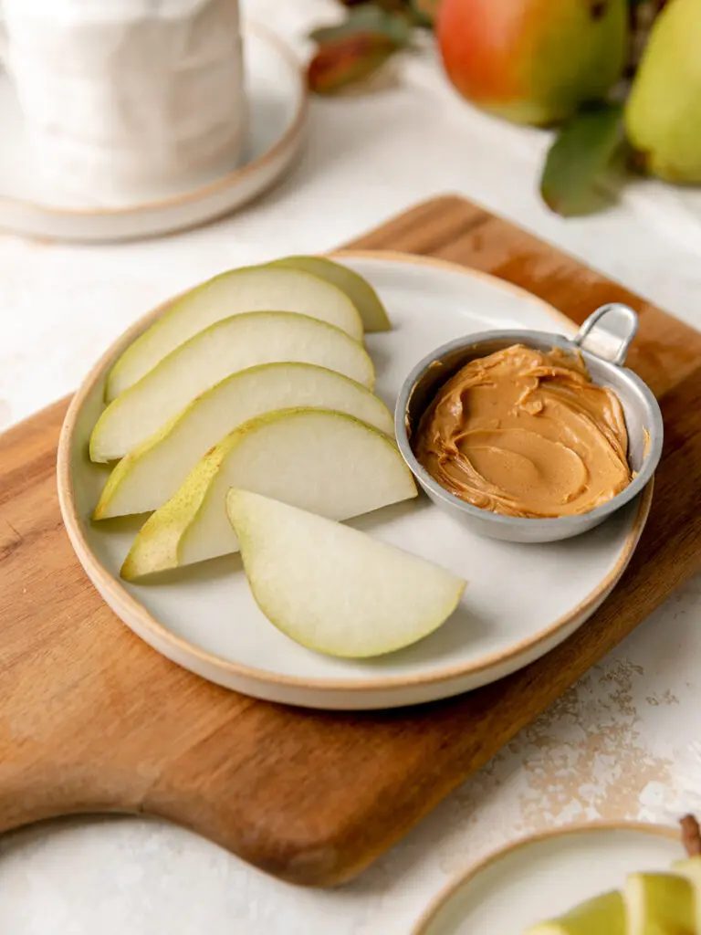 How to cut pears in large slices.