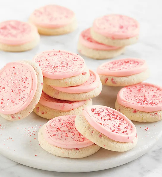 Regalos por menos de $30 con una pila de galletas rosas.