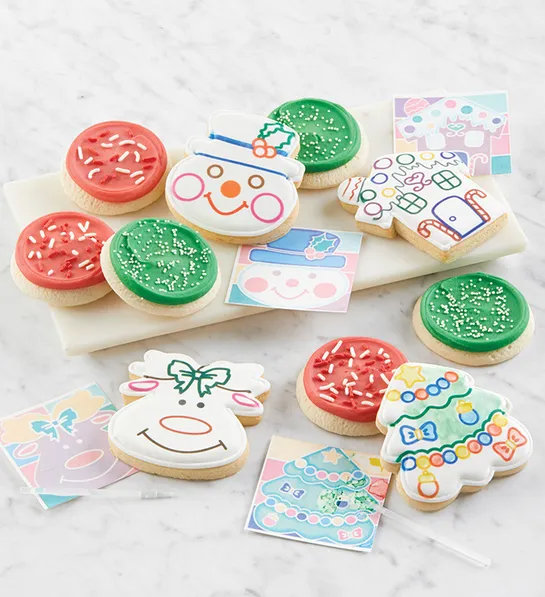 Regalos de menos de $30 con varias galletas decoradas festivamente sobre una mesa.