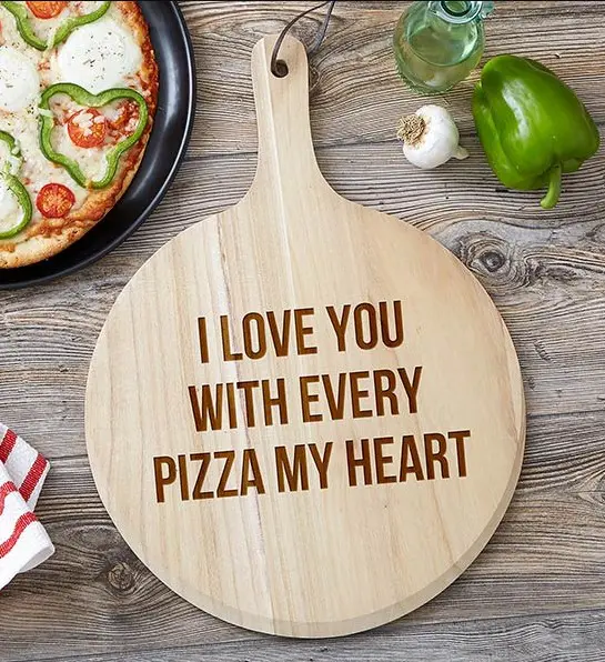 A photo of relationship length with a personalized pizza board.