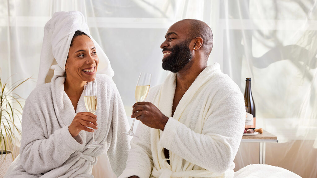 Fall date ideas with a couple at a spa drinking champagne.