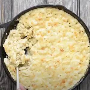 Thanksgiving recipes with a skillet of mac and cheese.