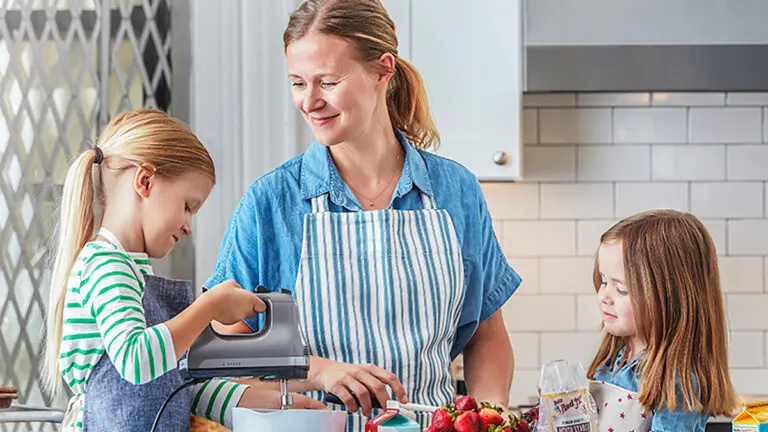 unna bakery woman with children baking in a kitchen.