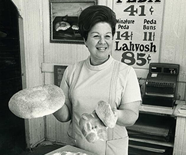 tal lahvosh panadería mujer con pan