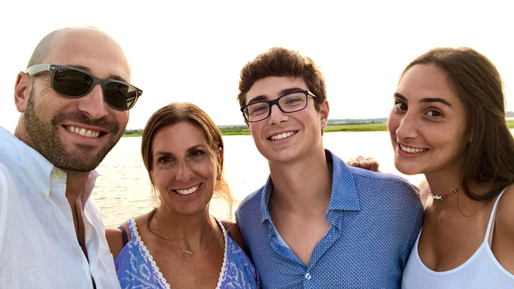 Dina Colombo y familia en la playa.